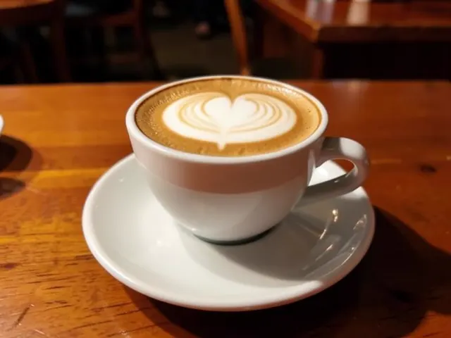 Espresso, Cappuccino und italienischer Wein