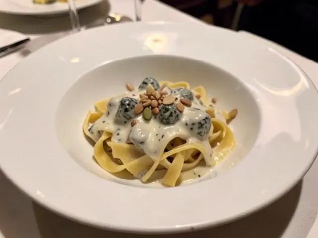 Tagliatelle al Gorgonzola e Pignoli